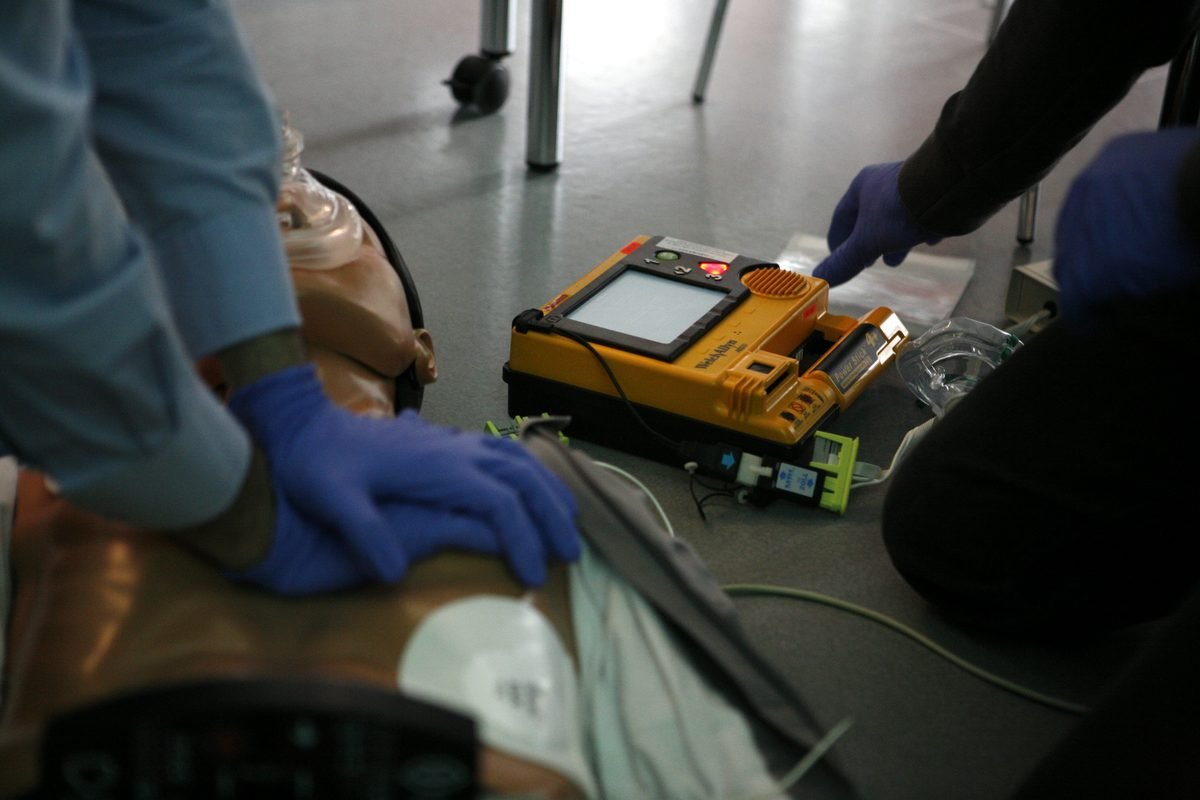 An AED in the workplace: what should you look out for?
